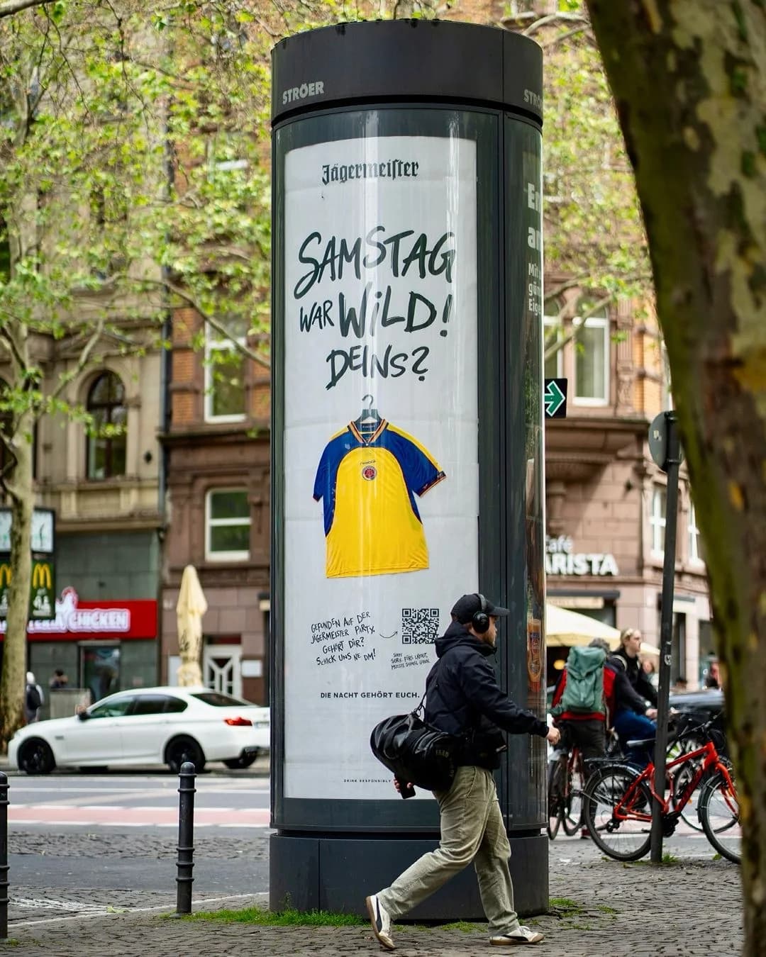 Samstag war wild! Deins? Football jersey poster on a Ströer column