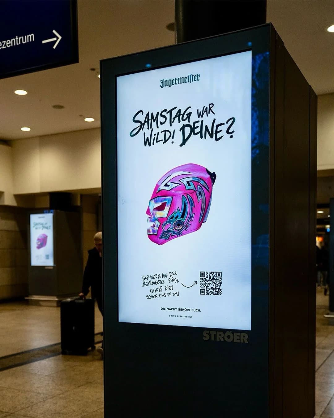 Samstag war wild! Deine? Wrestling mask on a digital screen