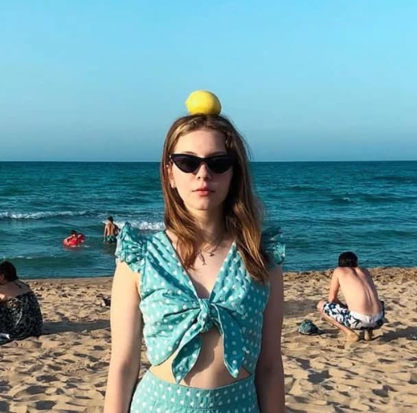 Molka, lemon on her head